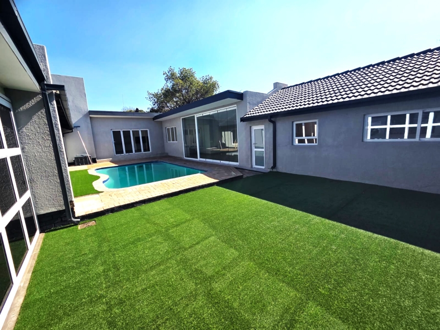 5 Bedroom Property for Sale in Wierda Park Gauteng