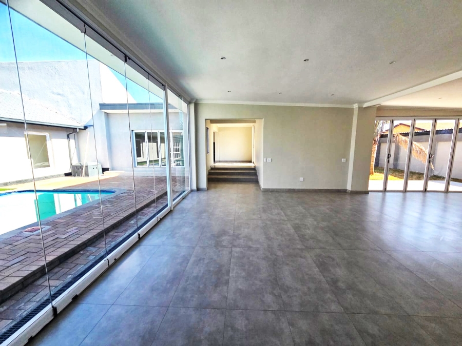 5 Bedroom Property for Sale in Wierda Park Gauteng