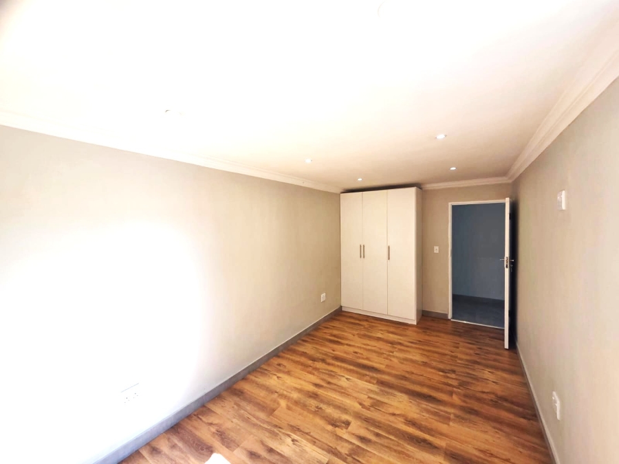 5 Bedroom Property for Sale in Wierda Park Gauteng