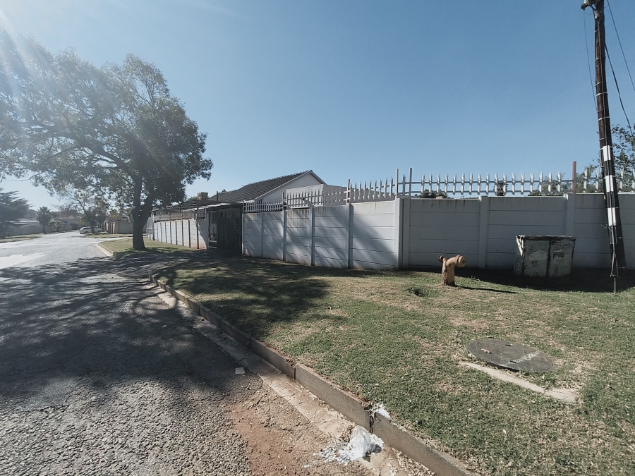 To Let 3 Bedroom Property for Rent in Lindhaven Gauteng