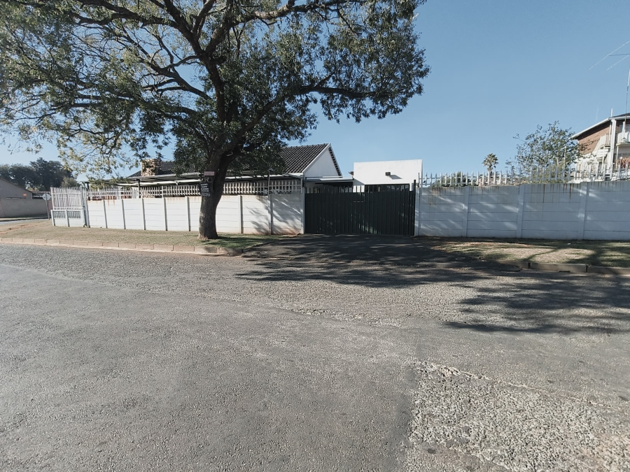 To Let 3 Bedroom Property for Rent in Lindhaven Gauteng