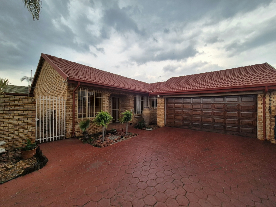 3 Bedroom Property for Sale in Eldoraigne Gauteng