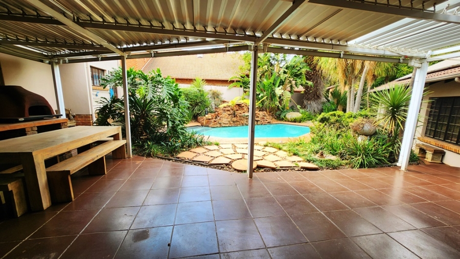 4 Bedroom Property for Sale in Eldoraigne Gauteng