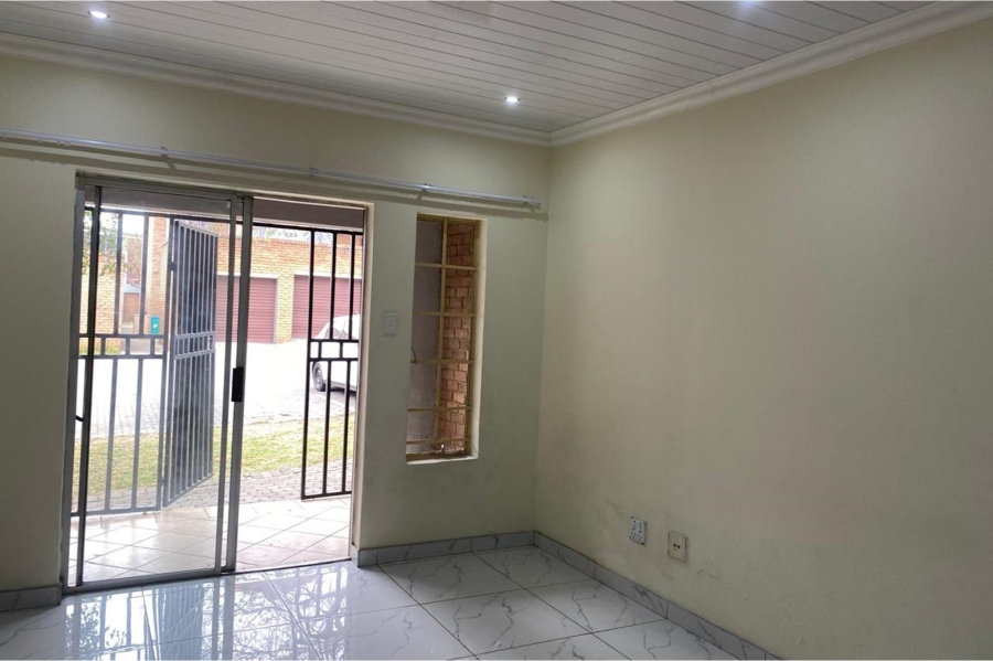 To Let 2 Bedroom Property for Rent in Vorna Valley Gauteng