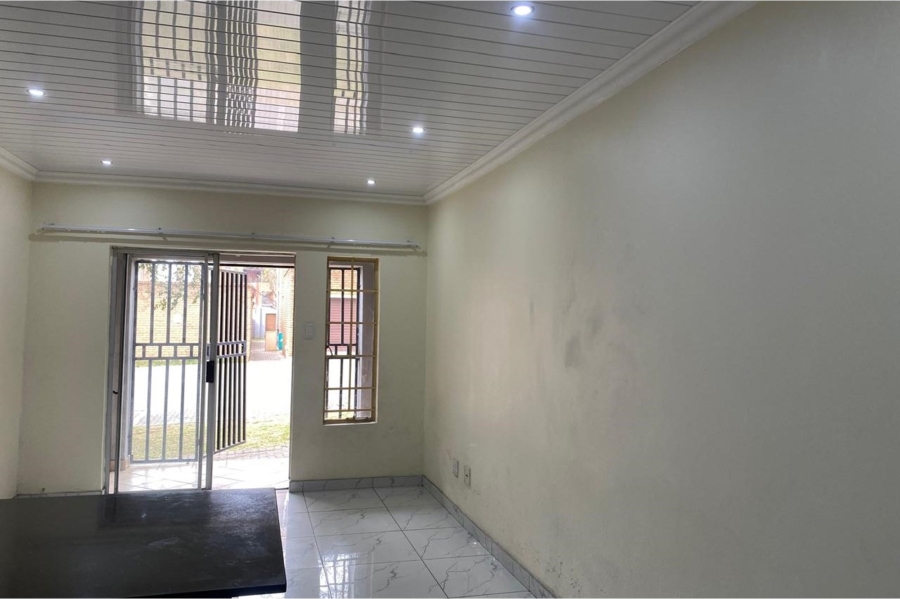 To Let 2 Bedroom Property for Rent in Vorna Valley Gauteng