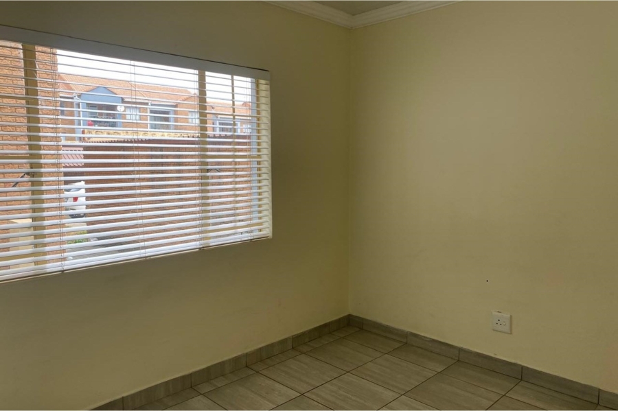 To Let 2 Bedroom Property for Rent in Vorna Valley Gauteng