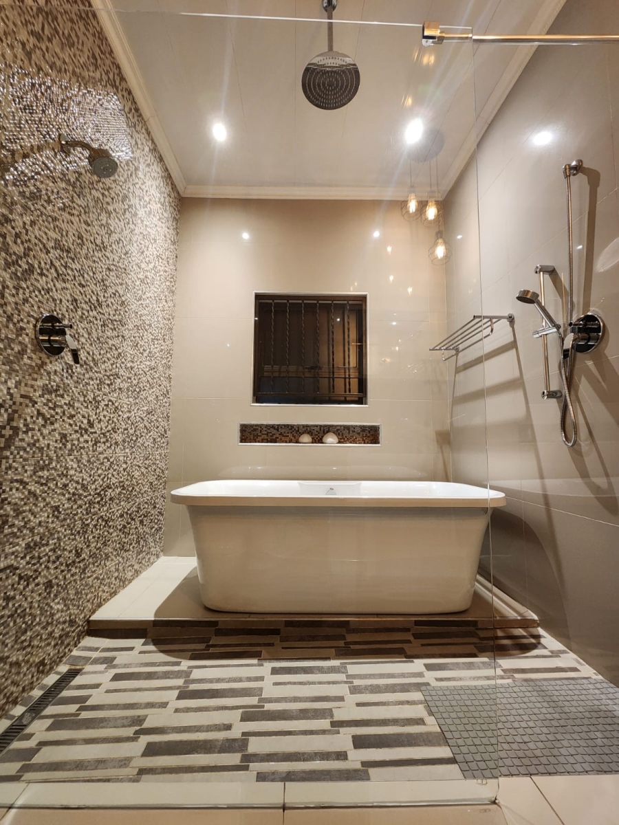 4 Bedroom Property for Sale in Cyrildene Gauteng