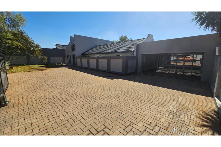 5 Bedroom Property for Sale in Wierda Park Gauteng