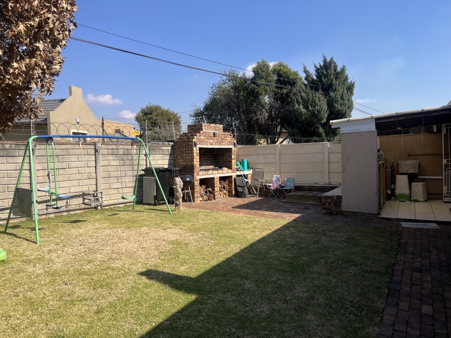 2 Bedroom Property for Sale in Albertsdal Gauteng