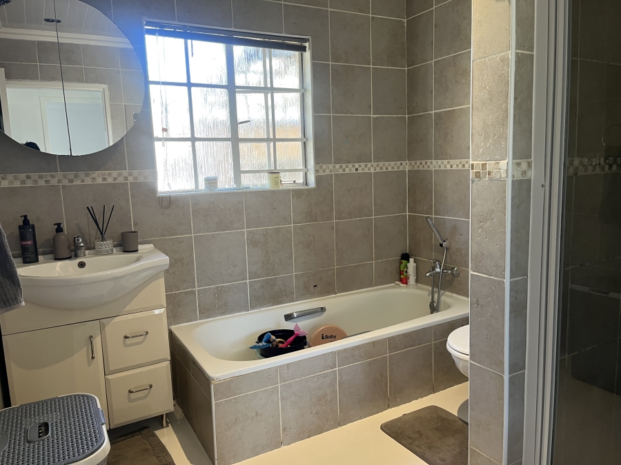 2 Bedroom Property for Sale in Albertsdal Gauteng