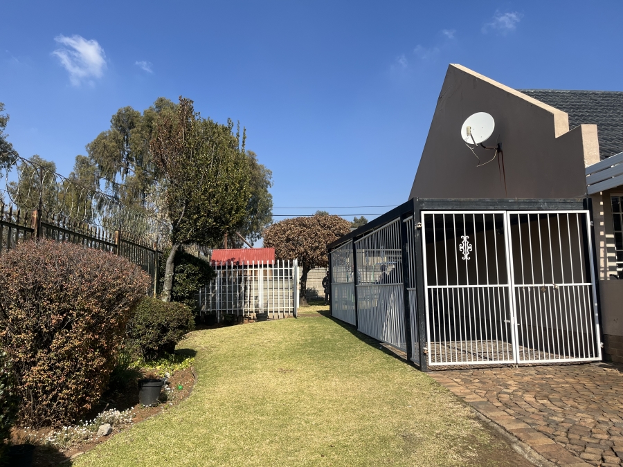 2 Bedroom Property for Sale in Albertsdal Gauteng