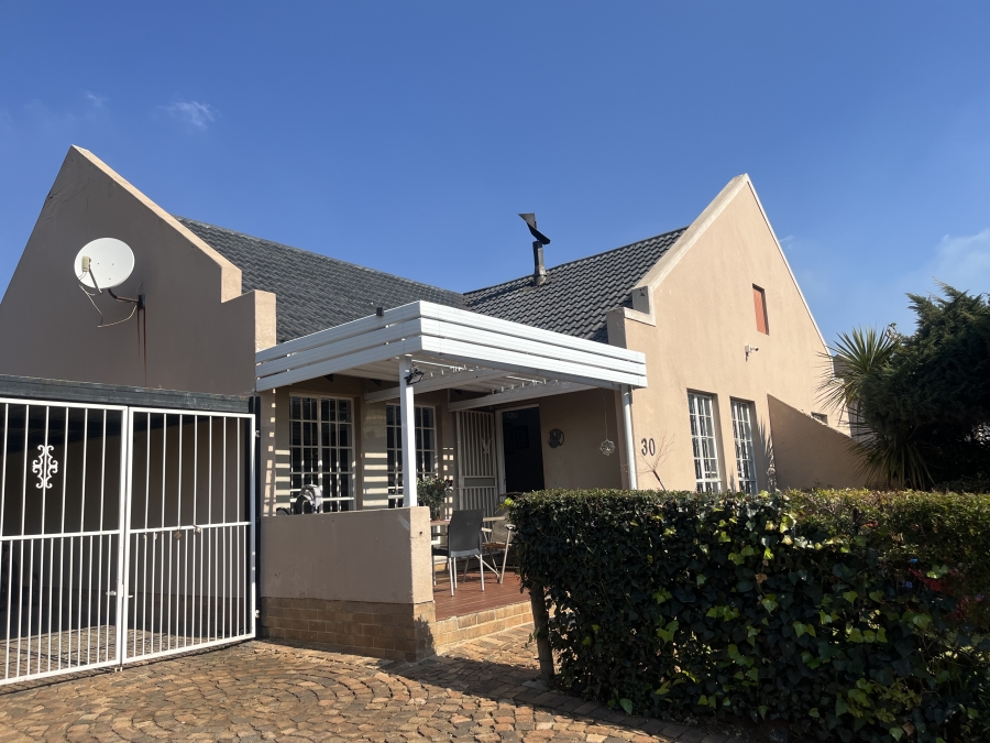 2 Bedroom Property for Sale in Albertsdal Gauteng
