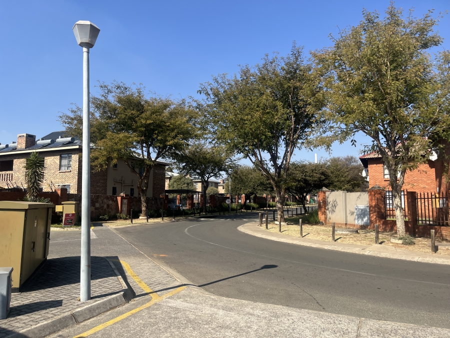 2 Bedroom Property for Sale in Albertsdal Gauteng