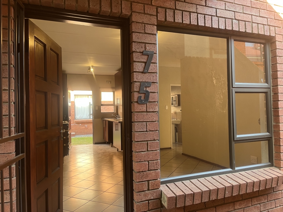 2 Bedroom Property for Sale in Albertsdal Gauteng