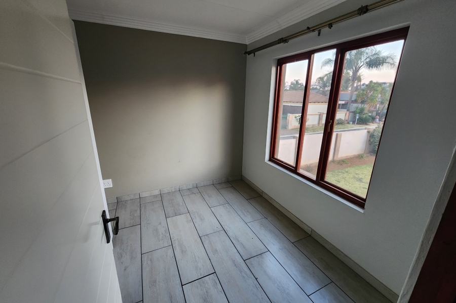 To Let 5 Bedroom Property for Rent in Parkhaven Gauteng