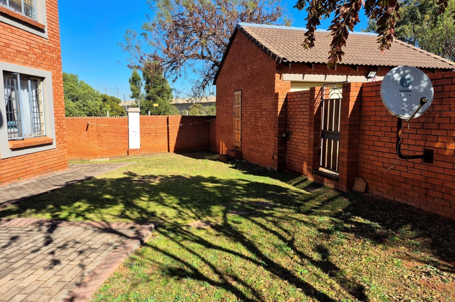 To Let 3 Bedroom Property for Rent in Die Hoewes Gauteng