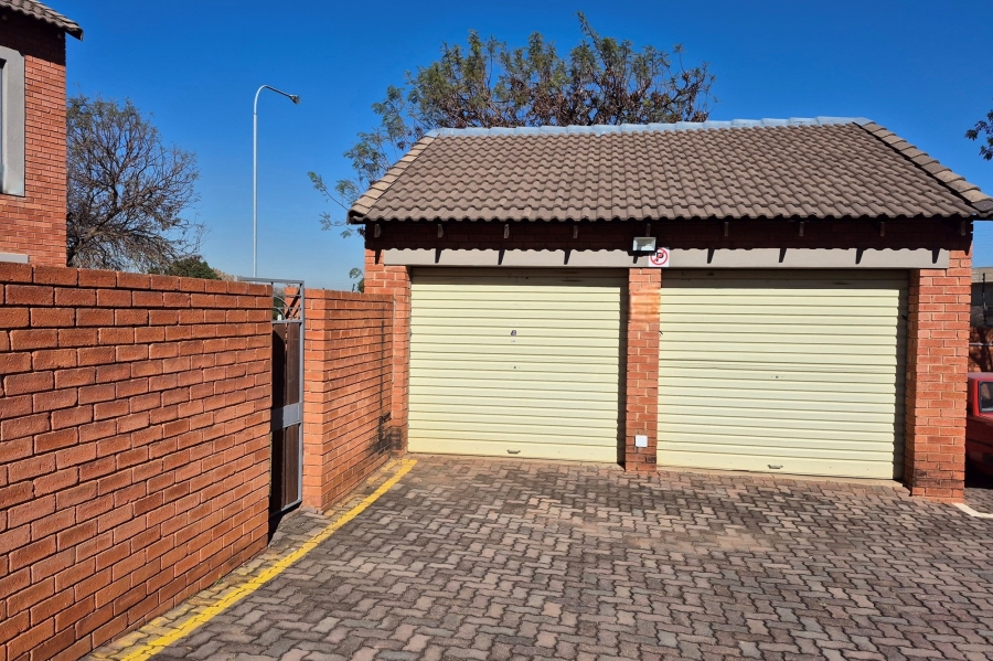 To Let 3 Bedroom Property for Rent in Die Hoewes Gauteng