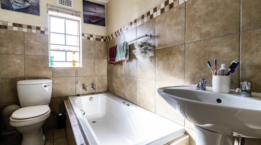 3 Bedroom Property for Sale in Albertsdal Gauteng