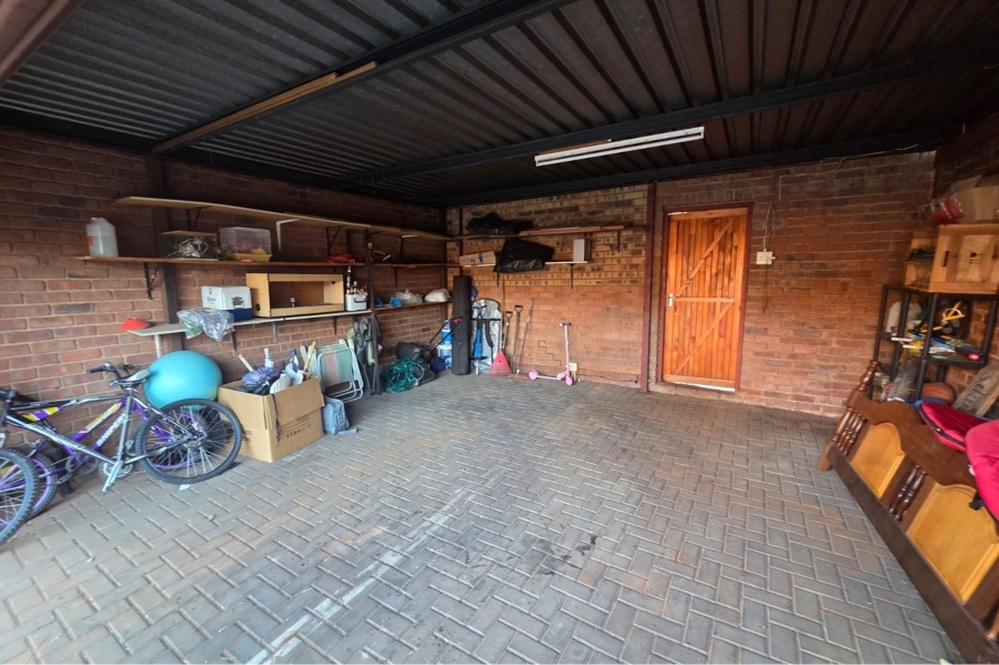 4 Bedroom Property for Sale in Eldoraigne Gauteng