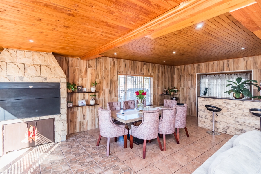 5 Bedroom Property for Sale in Roodekrans Gauteng