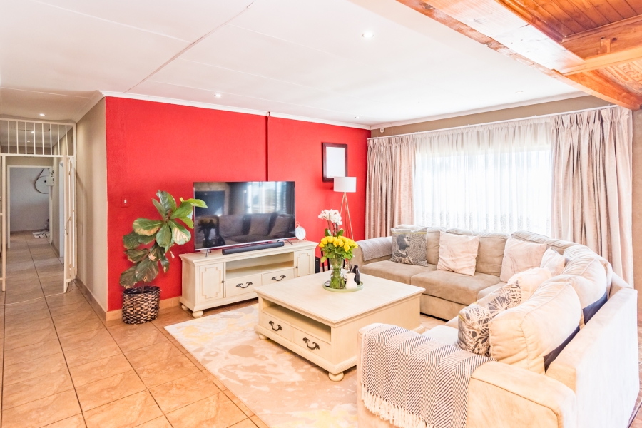5 Bedroom Property for Sale in Roodekrans Gauteng
