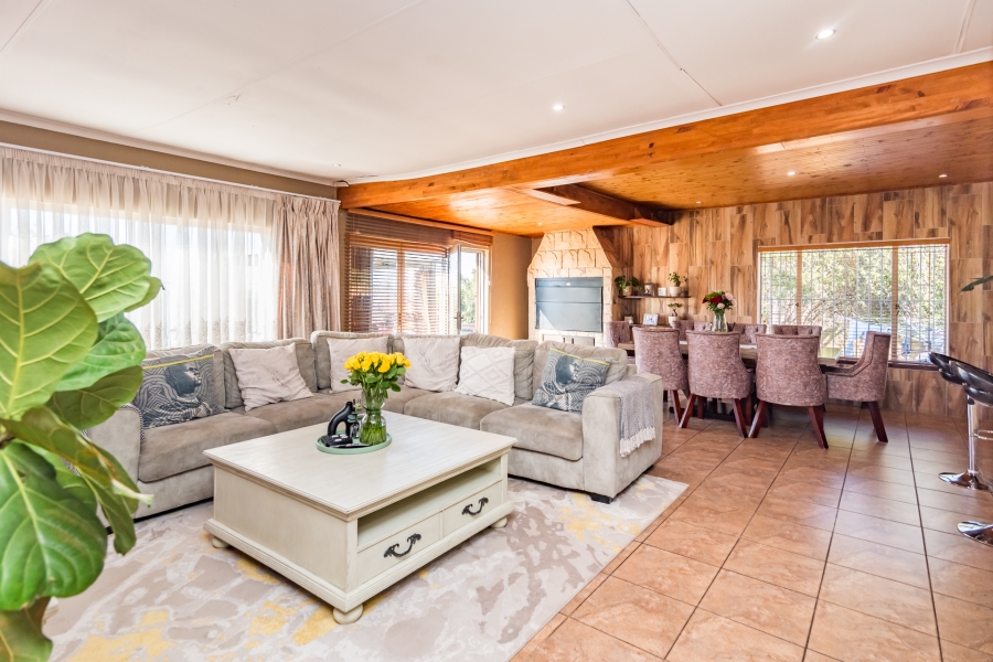 5 Bedroom Property for Sale in Roodekrans Gauteng
