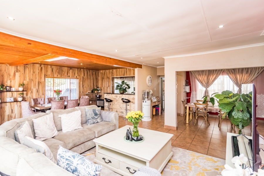 5 Bedroom Property for Sale in Roodekrans Gauteng