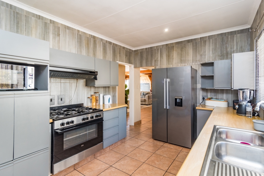 5 Bedroom Property for Sale in Roodekrans Gauteng