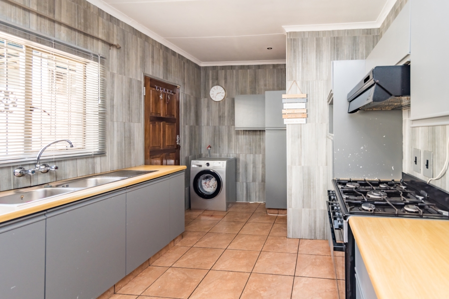 5 Bedroom Property for Sale in Roodekrans Gauteng