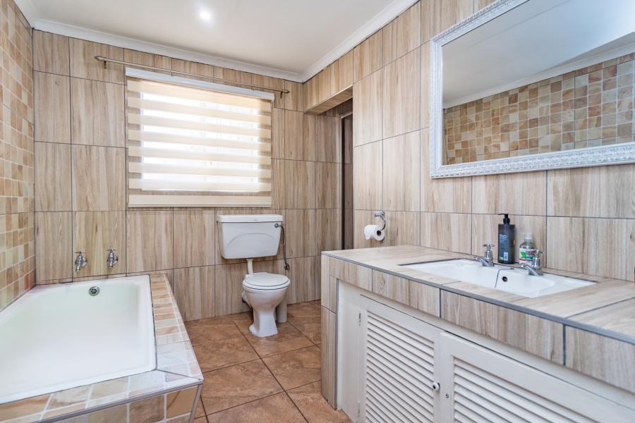 5 Bedroom Property for Sale in Roodekrans Gauteng