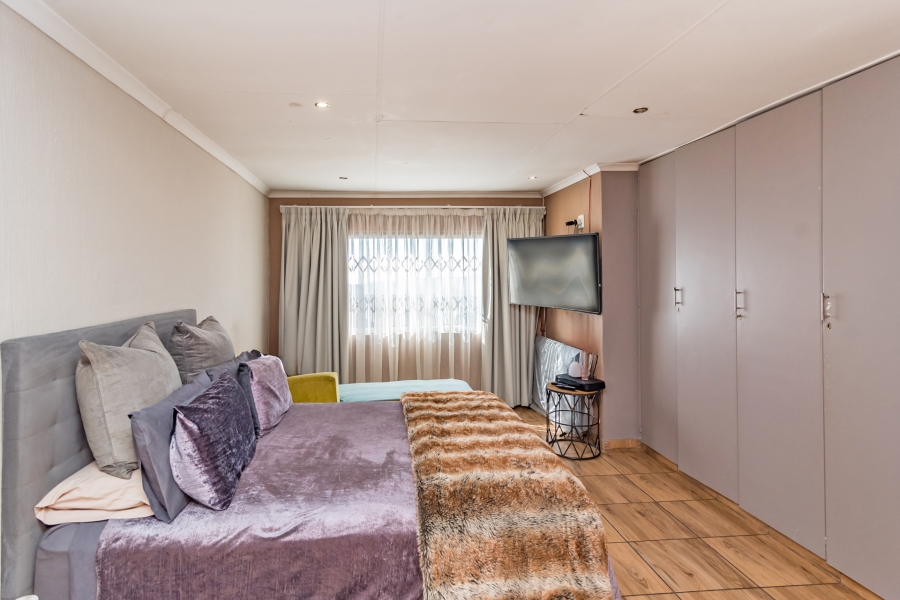5 Bedroom Property for Sale in Roodekrans Gauteng