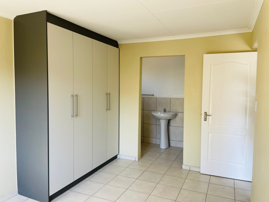 To Let 3 Bedroom Property for Rent in Cloverdene Gauteng
