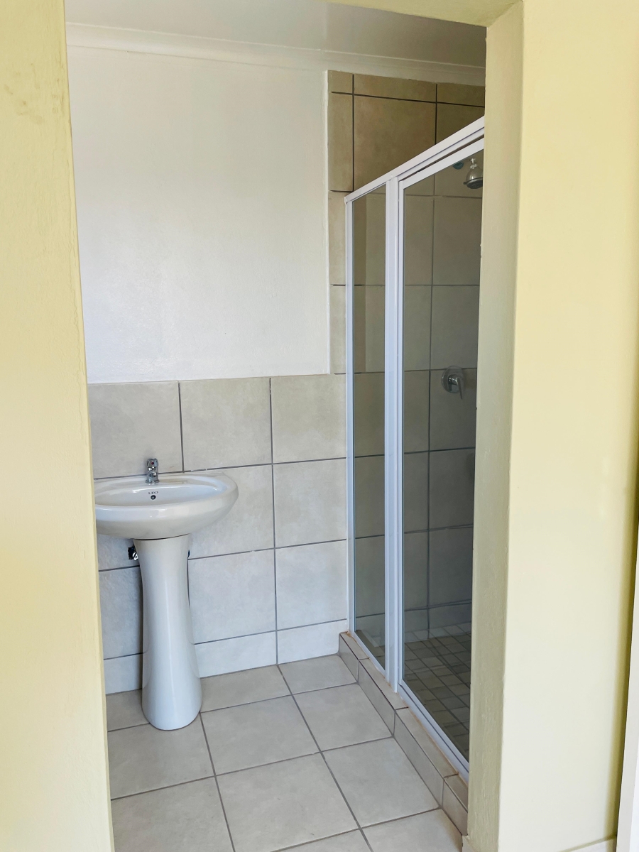 To Let 3 Bedroom Property for Rent in Cloverdene Gauteng