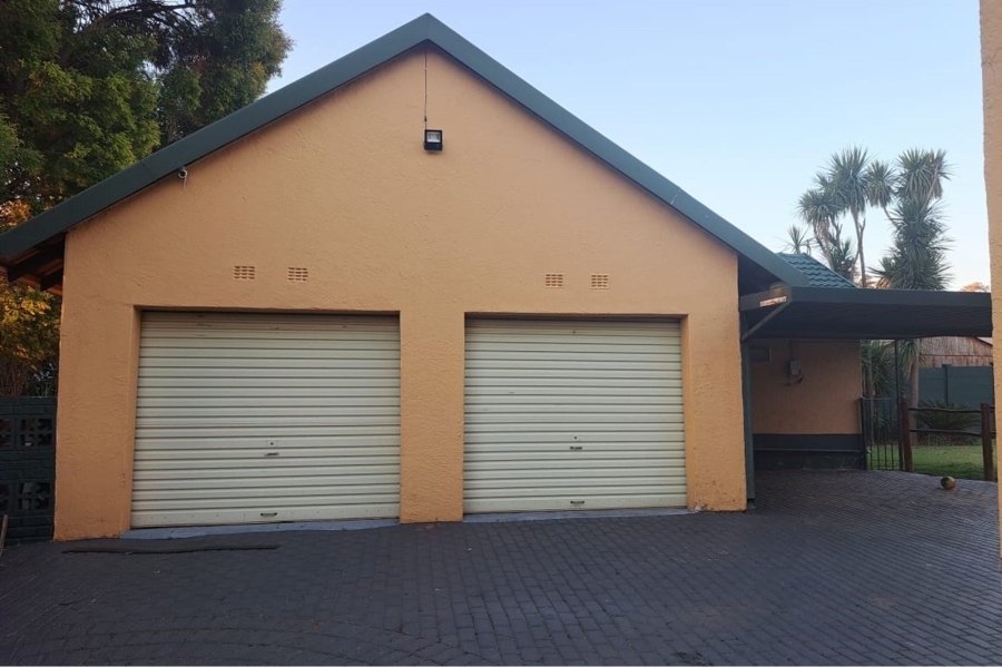 4 Bedroom Property for Sale in Roodekrans Gauteng