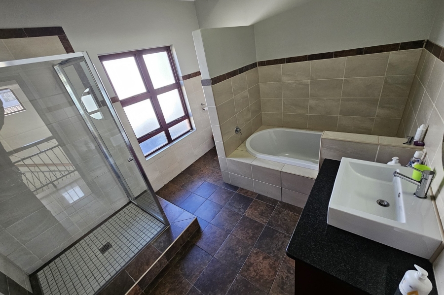 To Let 4 Bedroom Property for Rent in Blue Valley Golf Estate Gauteng