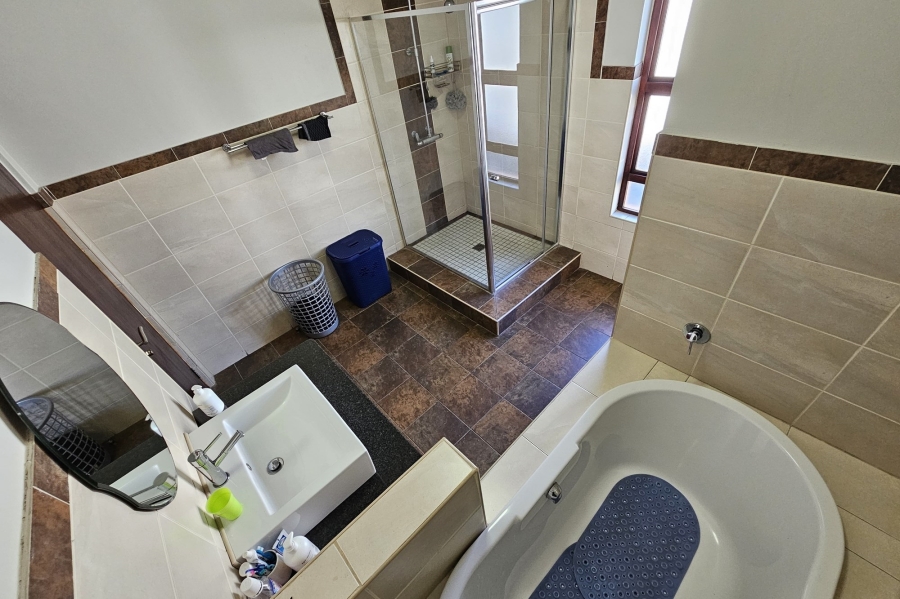 To Let 4 Bedroom Property for Rent in Blue Valley Golf Estate Gauteng