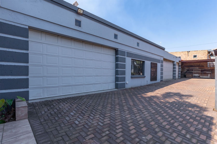 5 Bedroom Property for Sale in Edenvale Central Gauteng