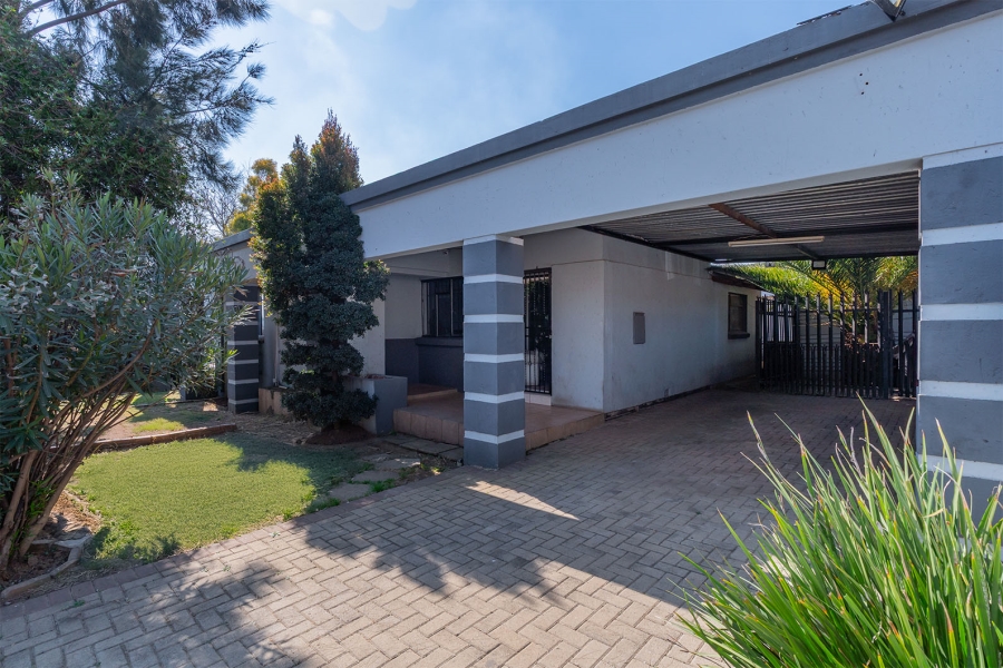5 Bedroom Property for Sale in Edenvale Central Gauteng