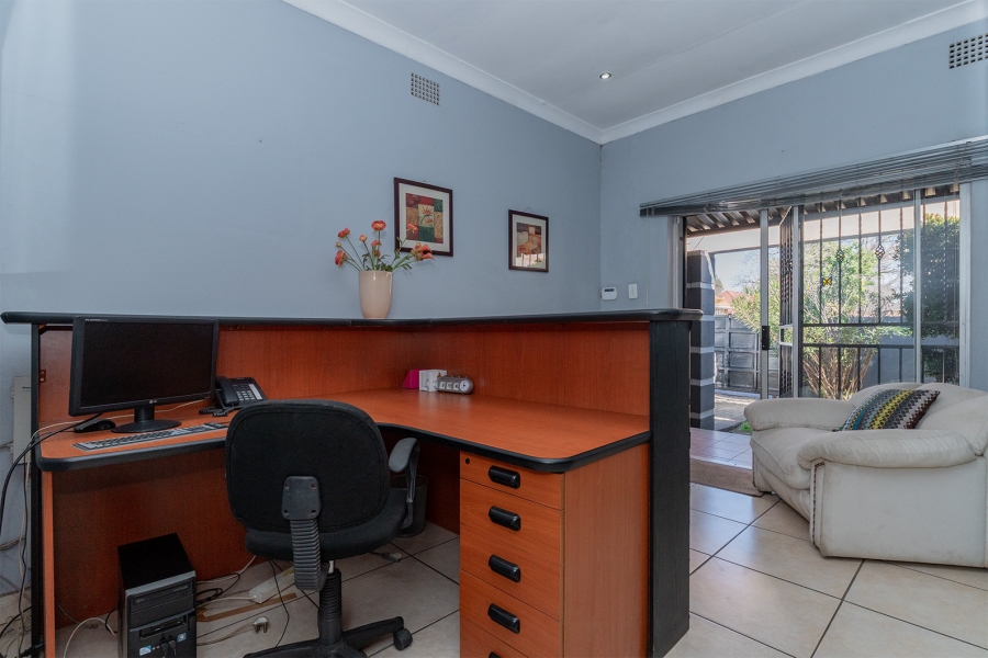 5 Bedroom Property for Sale in Edenvale Central Gauteng