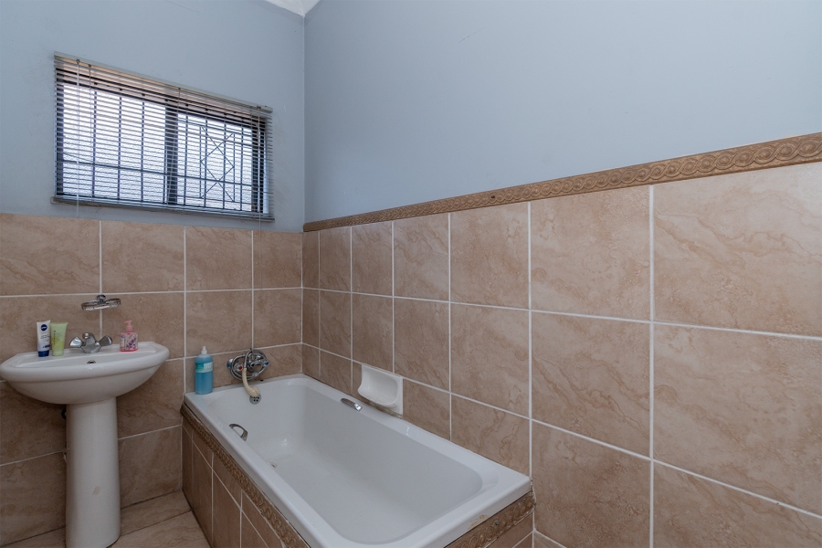 5 Bedroom Property for Sale in Edenvale Central Gauteng
