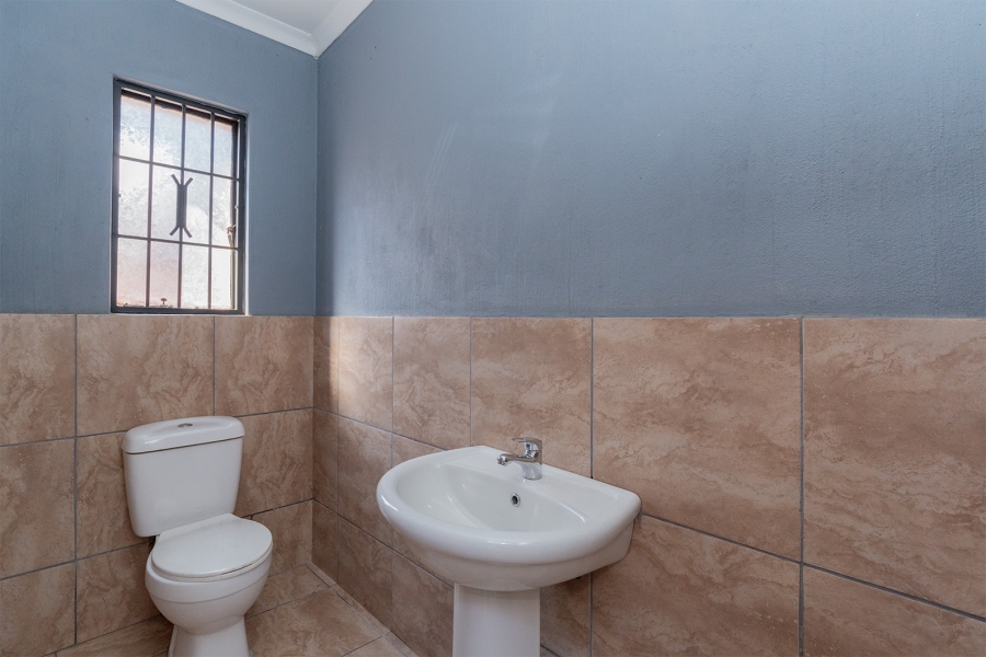 5 Bedroom Property for Sale in Edenvale Central Gauteng