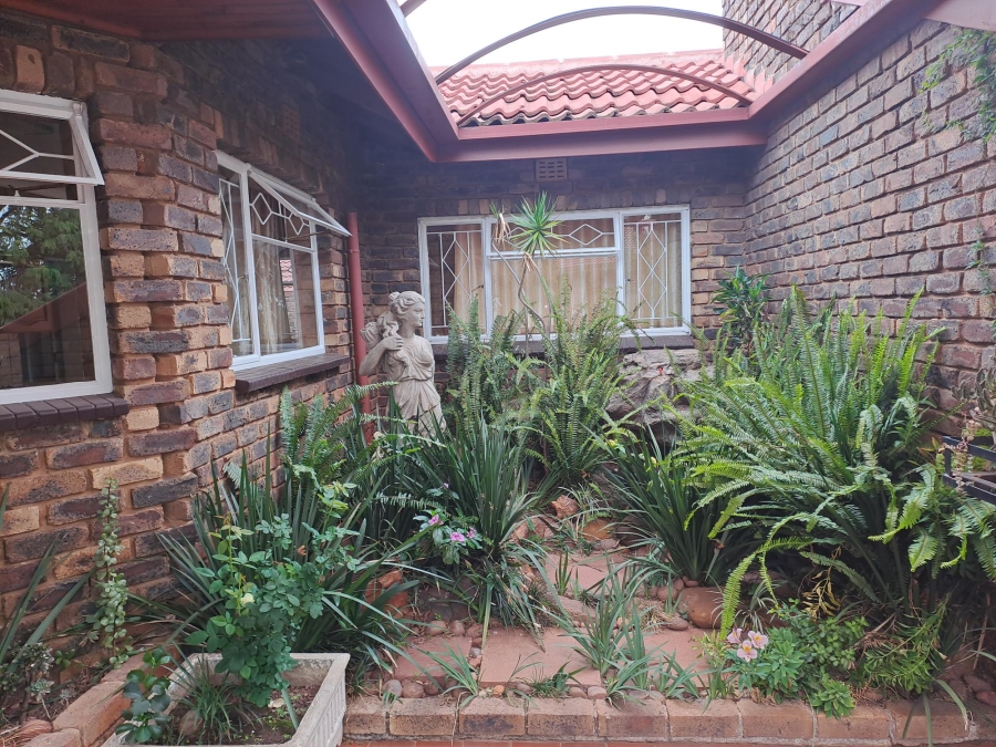 To Let 3 Bedroom Property for Rent in Wilro Park Gauteng