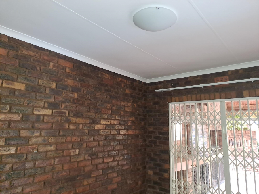 To Let 3 Bedroom Property for Rent in Wilro Park Gauteng