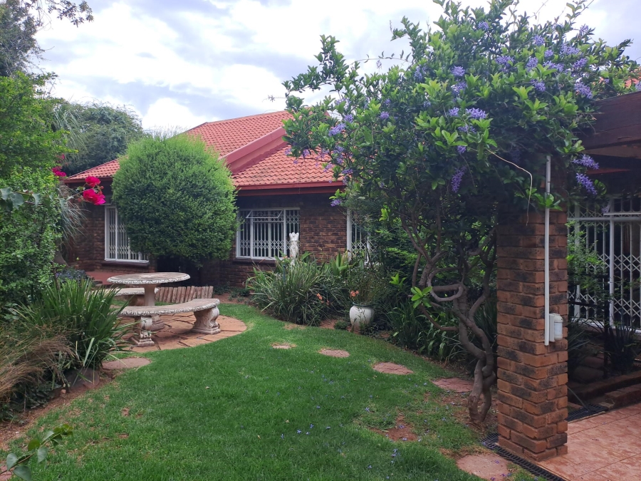 To Let 3 Bedroom Property for Rent in Wilro Park Gauteng