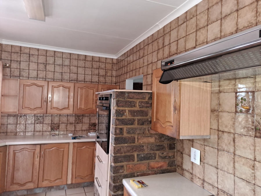 To Let 3 Bedroom Property for Rent in Wilro Park Gauteng