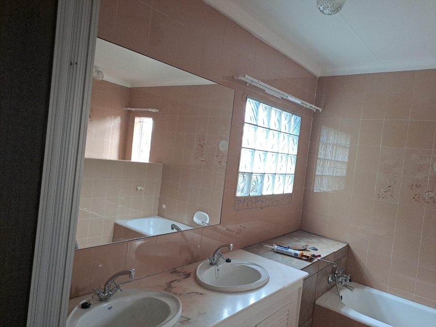 To Let 3 Bedroom Property for Rent in Wilro Park Gauteng