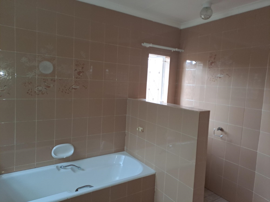 To Let 3 Bedroom Property for Rent in Wilro Park Gauteng