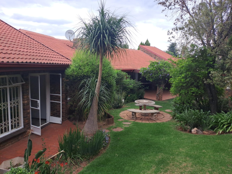 To Let 3 Bedroom Property for Rent in Wilro Park Gauteng