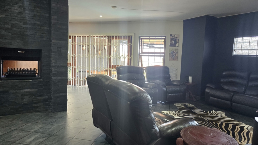 To Let 4 Bedroom Property for Rent in Waterkloof Ridge Gauteng