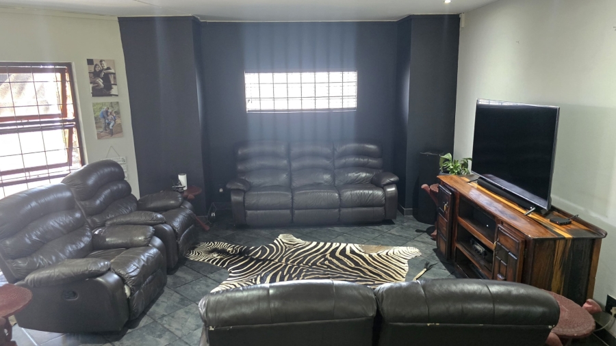 To Let 4 Bedroom Property for Rent in Waterkloof Ridge Gauteng